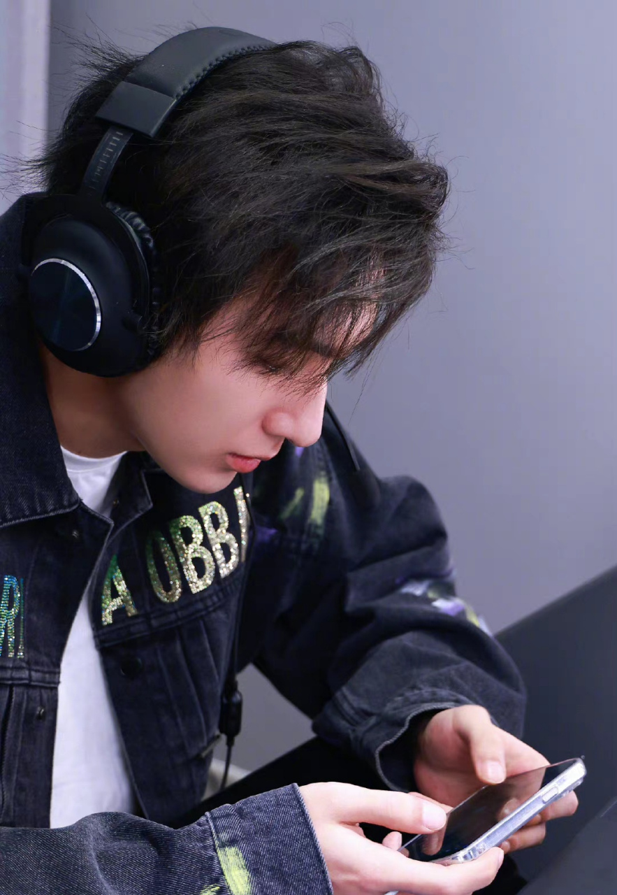 来看李宏毅的现代装和古代装,网友说他五官神似王一博#娱乐资讯速递