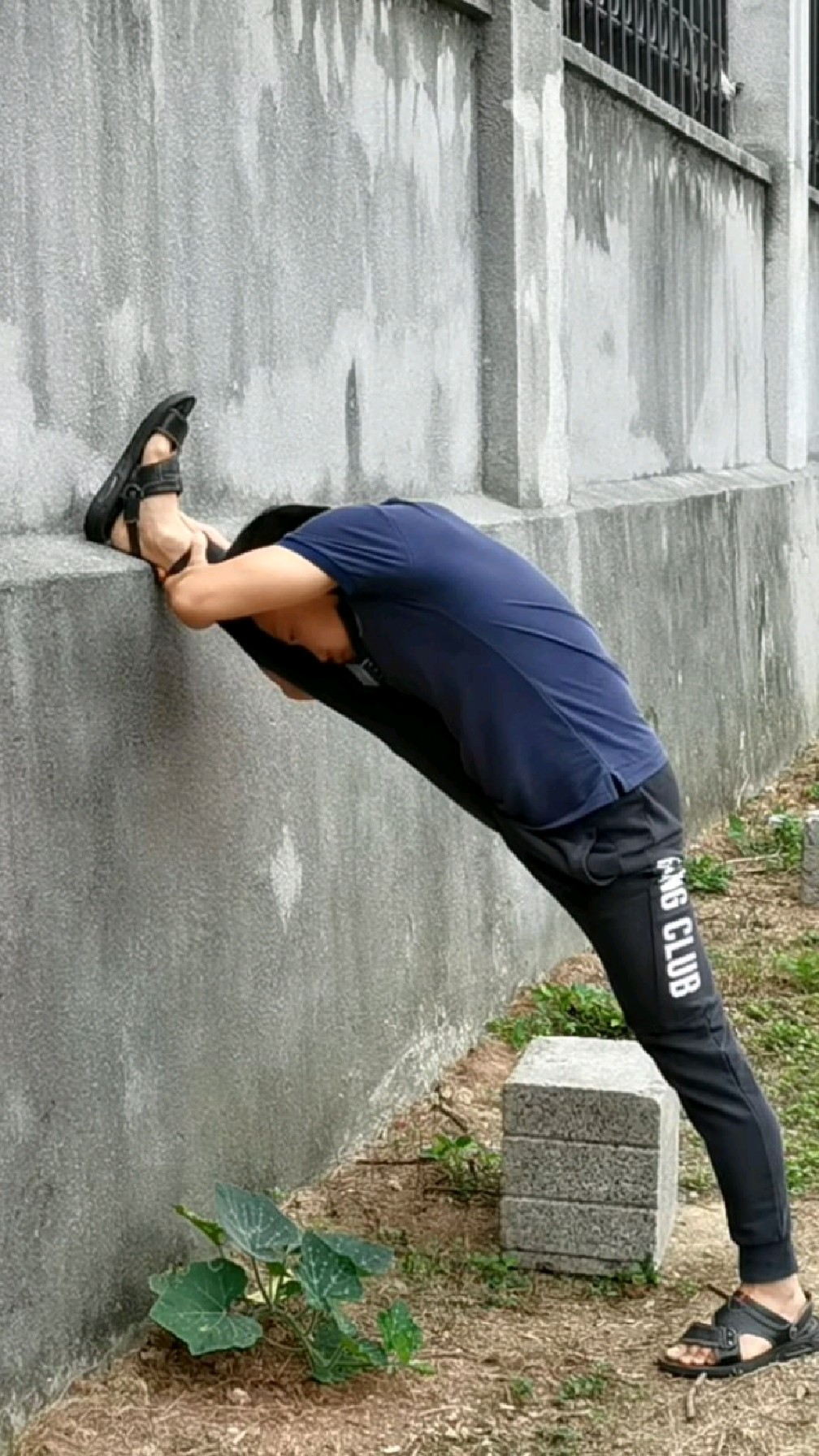 朝天蹬的第一步,左右压腿5分钟.-度小视