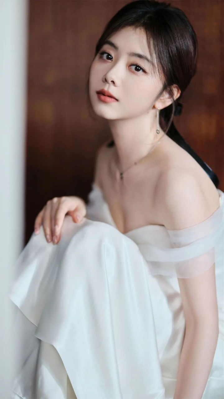 颦颦一笑引人注目. #明星动态# #明星穿搭# #谭松韵