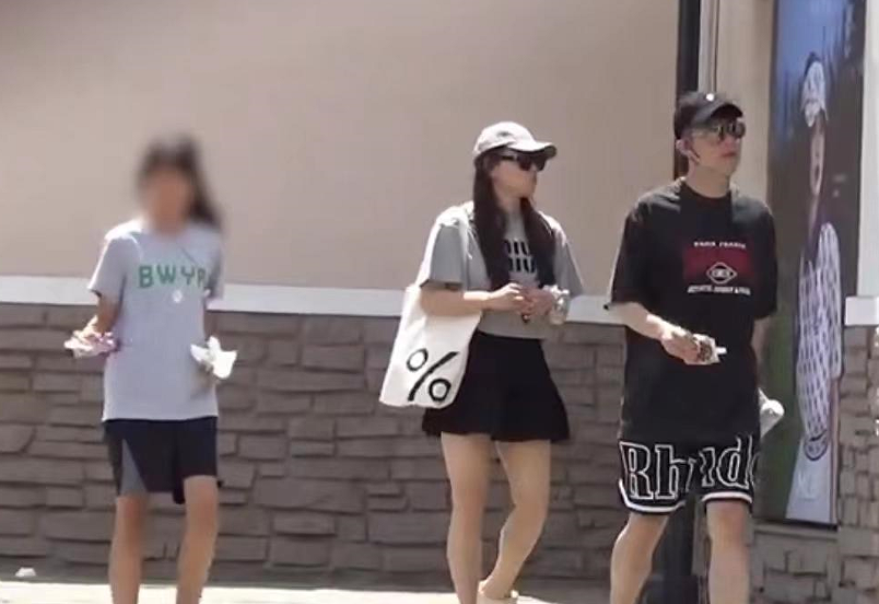 李健一家三口罕露面!《狂飙》之后低调如初,老婆背布袋高挑貌美