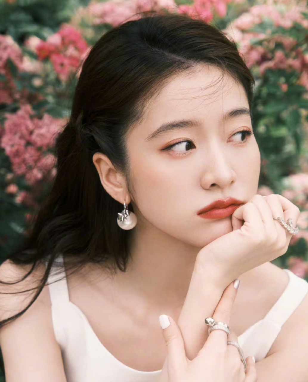 张雪迎晒营业照清新又阳光,白裙子太有夏天的感觉了,配合身后的粉色