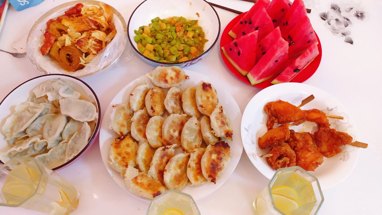 孩子想吃水饺,老公想吃锅贴,做次午餐全搞定,肉菜水果齐全营养