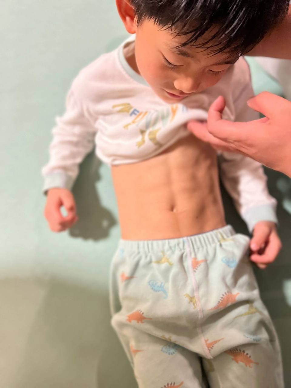 突然发现五岁小孩子也有腹肌,你们家的小朋友有嘛?[挤眼]#孩子