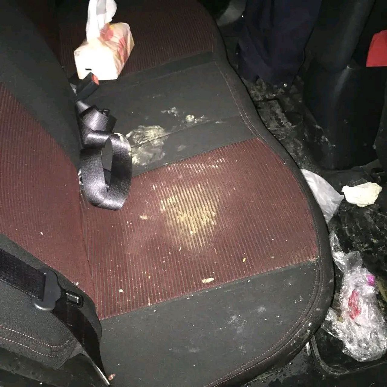 女子酒后吐车里还称有阿姨当官#  女子酒后吐车里,叫嚣自己是研究生