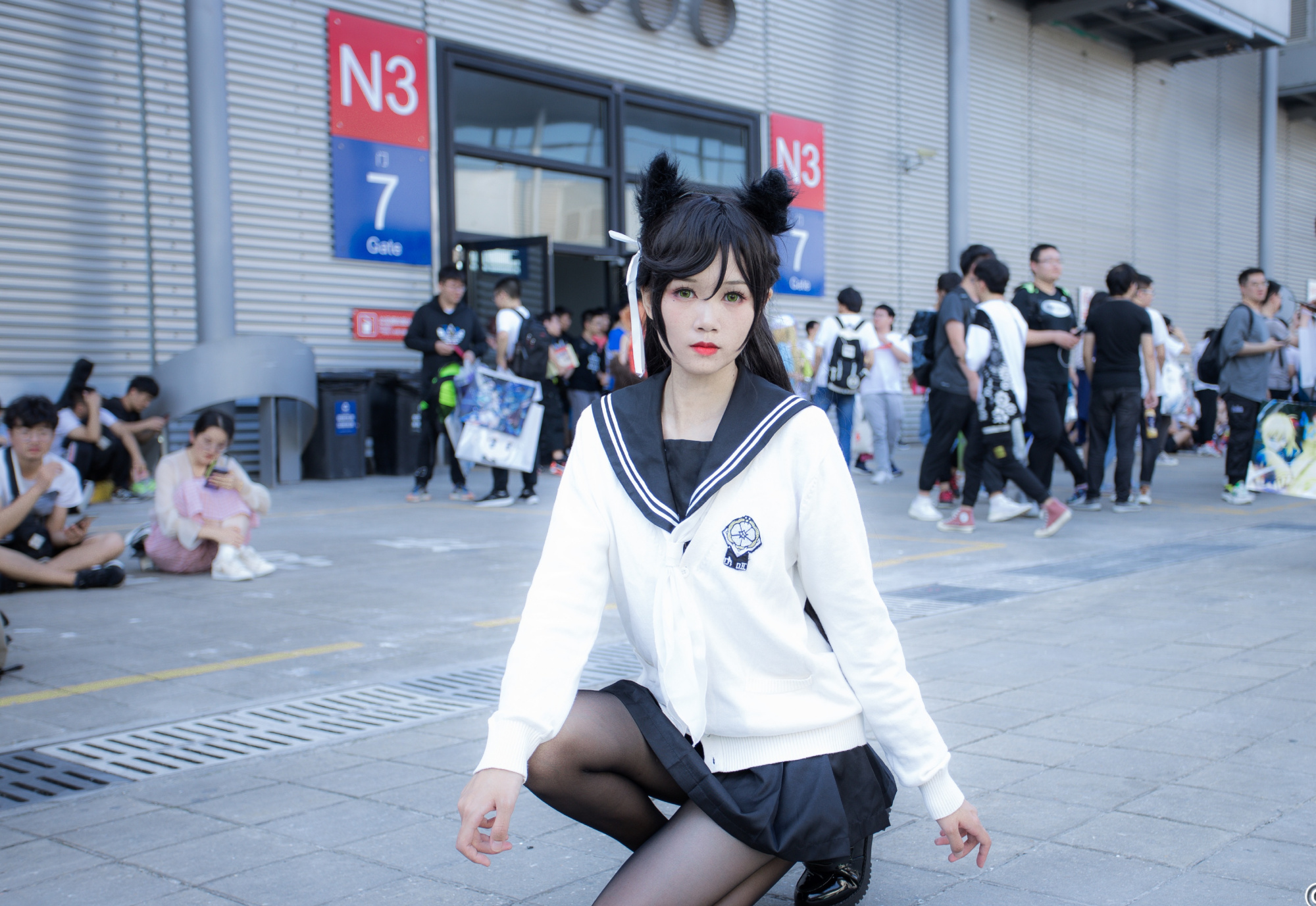 漫展上看到一位腿特别长的爱岩,小短裙配"黑丝",路人都看呆了