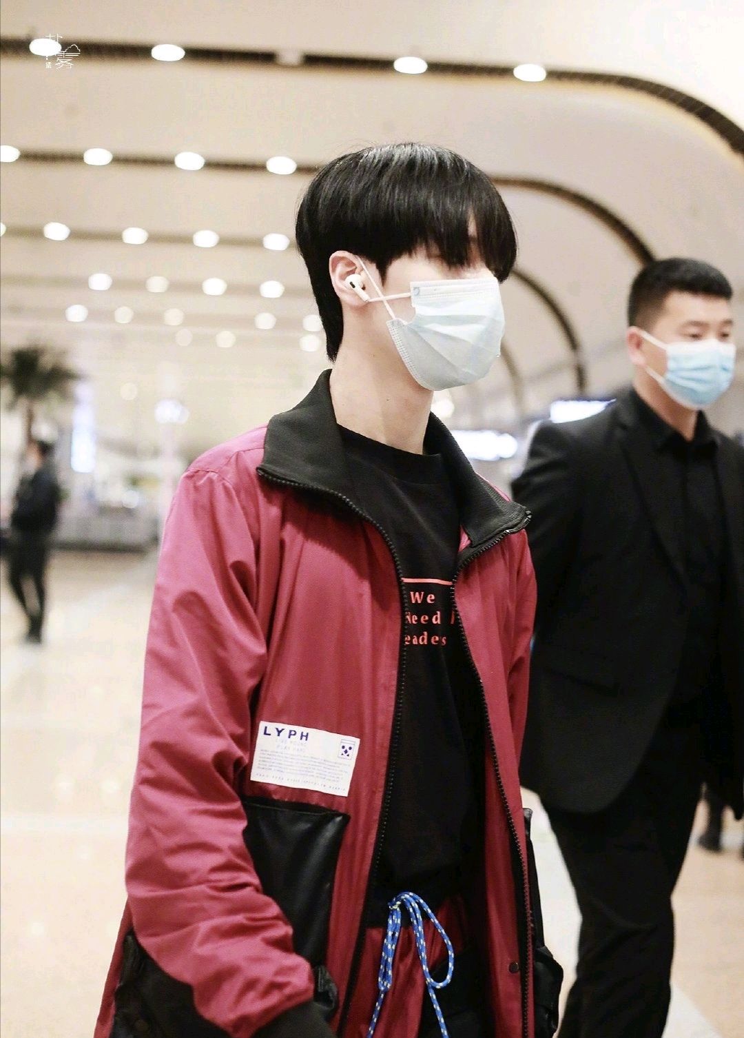 严浩翔机场照来啦,身着红黑色外套内搭黑色印花上衣,帅气十足