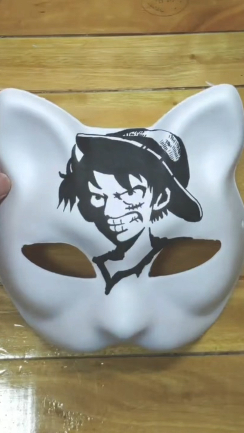 手绘在面具上的海贼王动漫人物路飞过程