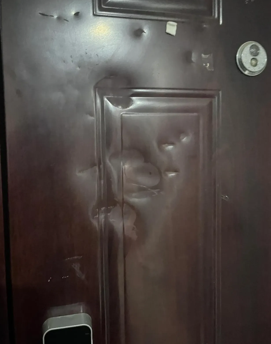 半夜两点被砸门,物业说它解决不了,派出所协商去吧