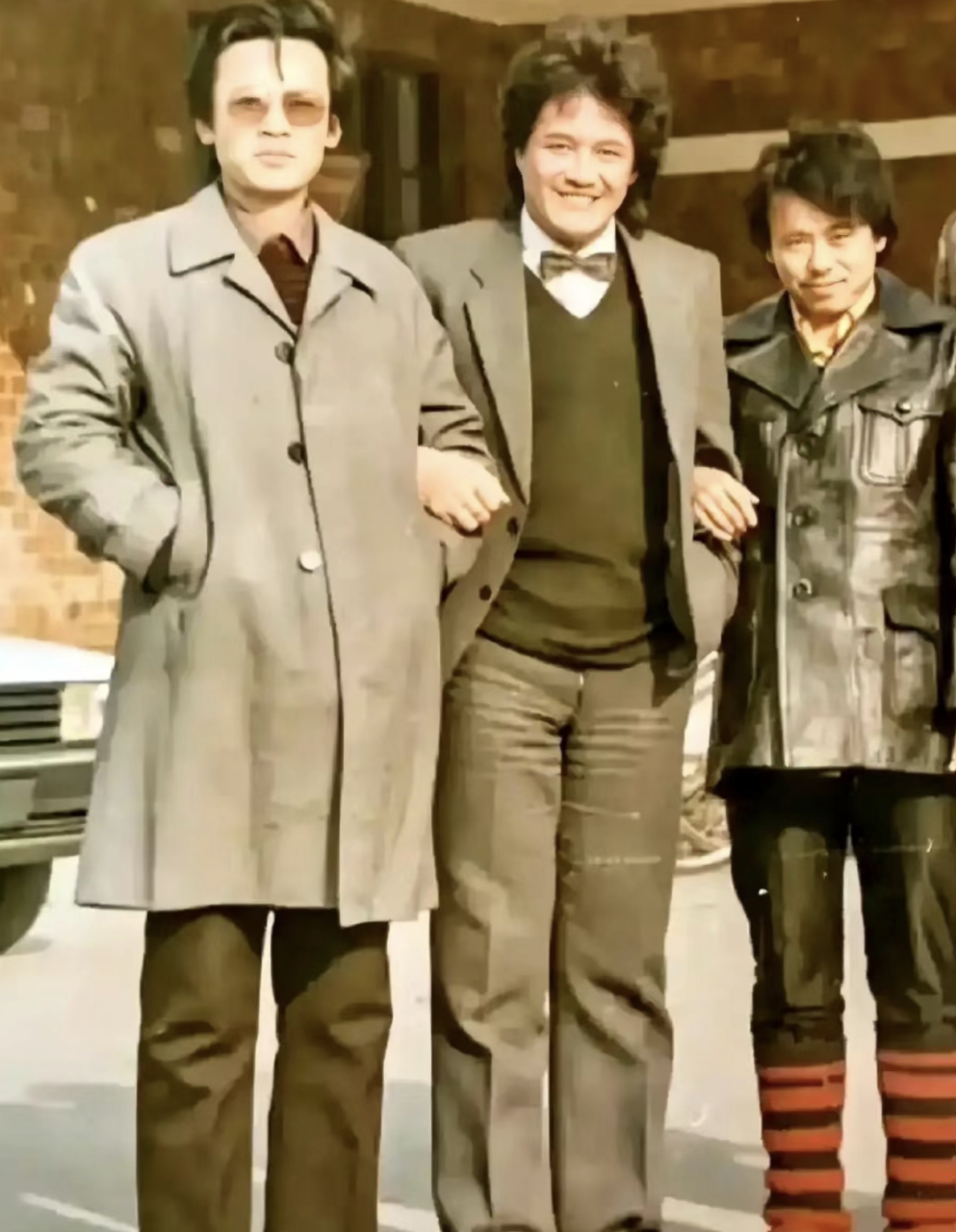 年轻时的赵本山,留着大波浪发型,真的很时尚.