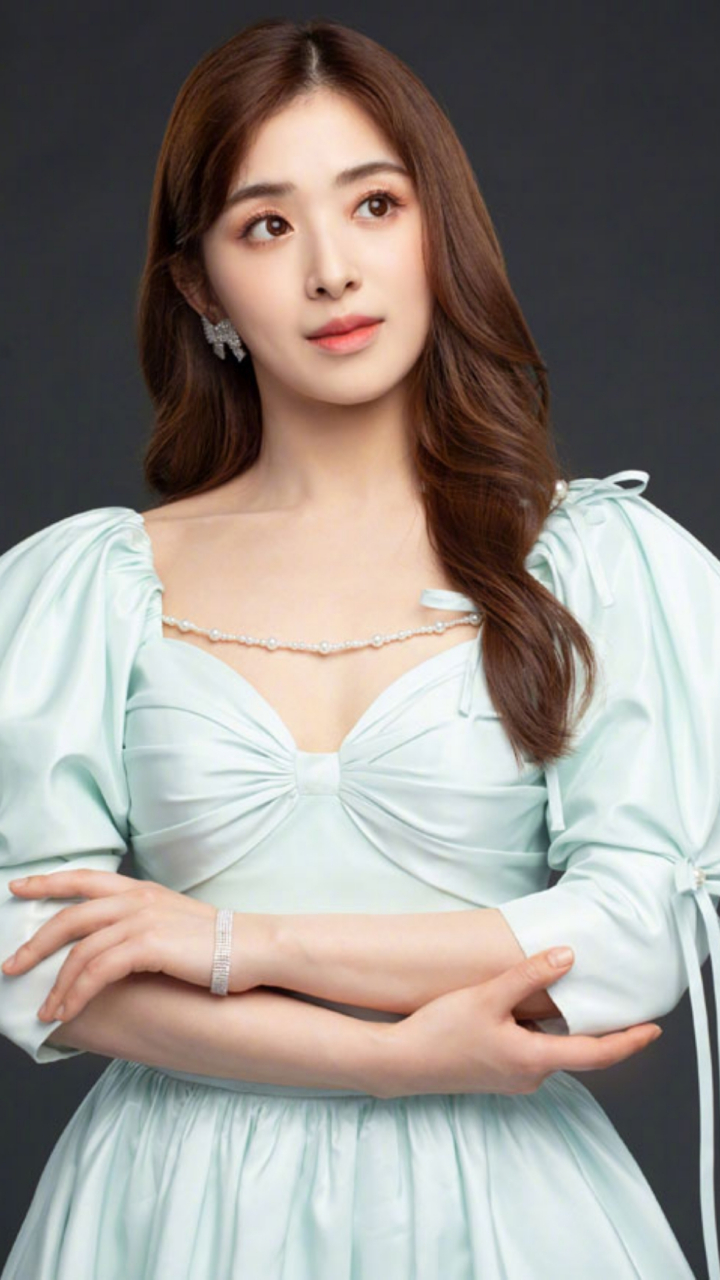 有网友称张含韵绝对是宝藏女孩,唱歌,拍戏,乐器,配音,唱跳样样在行,艺