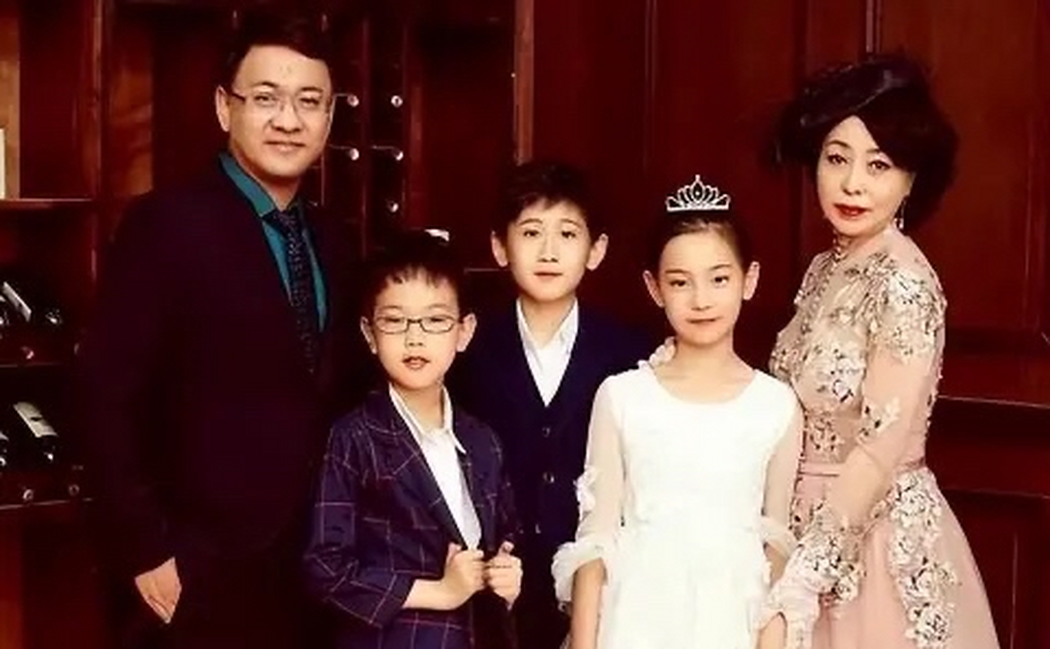 50岁北京富婆李巧林冒着生命危险,为小19岁丈夫苏建军生了三胞胎,这段