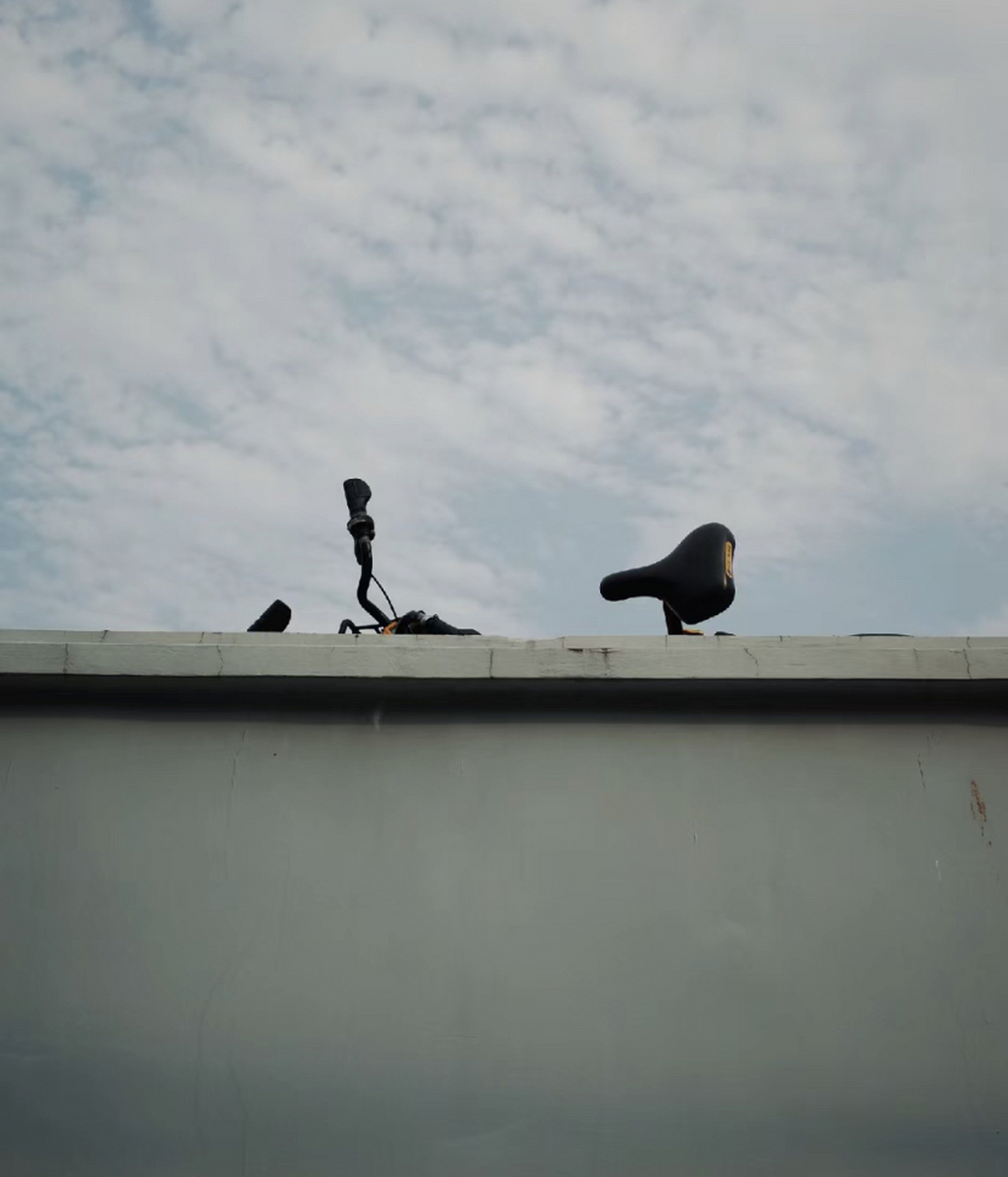 偶然路过一片共享单车堆成的小山,图2和图3是另 外两个角度的样子.