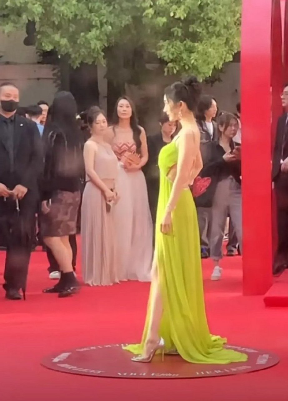 杨幂的体态确实不如刘诗诗,有些驼背,脖子还往前倾