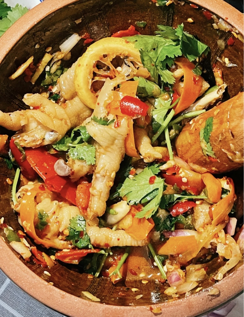 云南味|酸辣上瘾舂鸡脚 在云南,万物皆可凉拌,而凉拌菜中,用舂桶舂