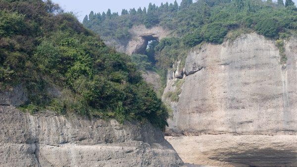 望荆门山》《七律四月所见》●文/张元平(湖北)