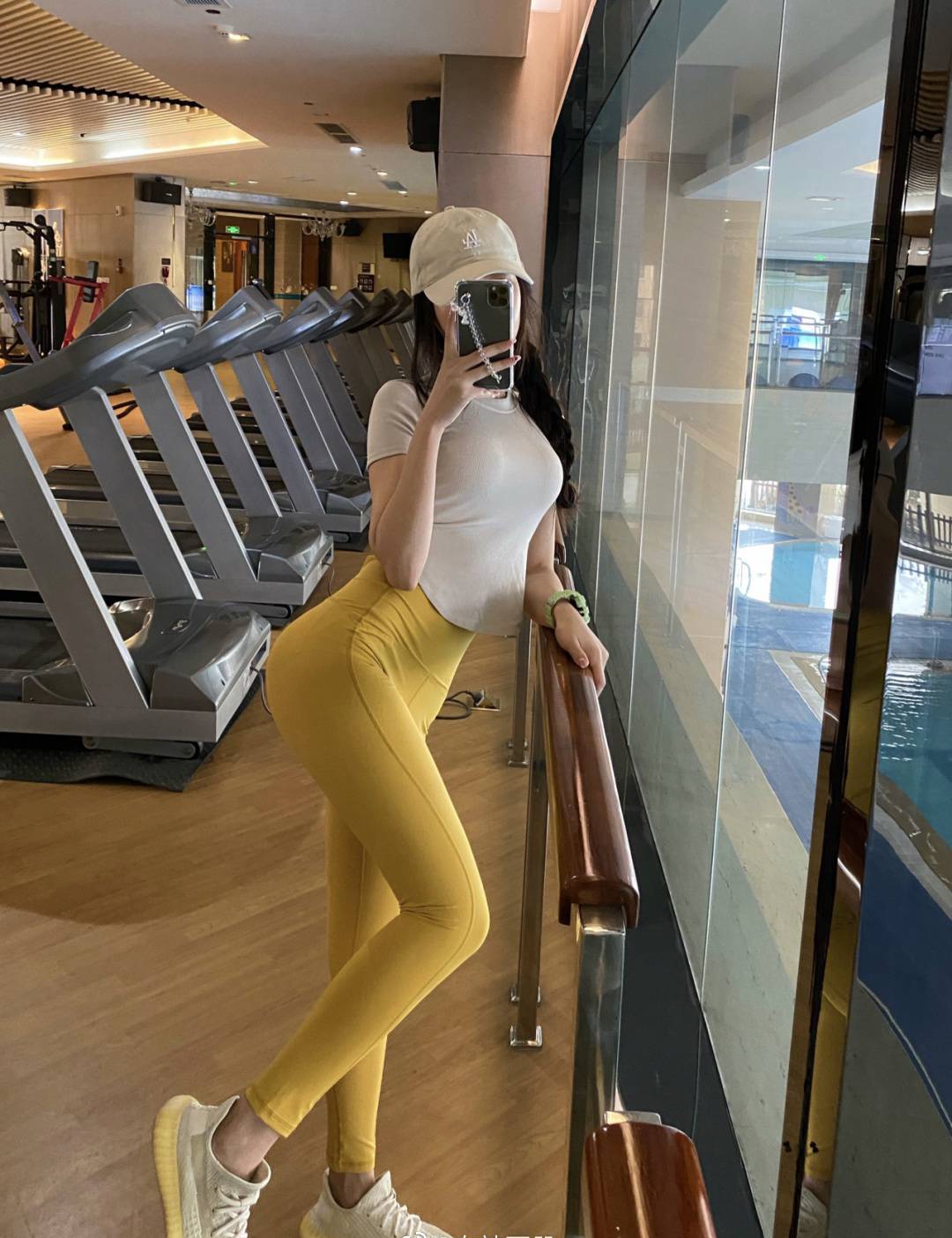 瑜伽裤美女,黄色瑜伽裤小姐姐,健身房自拍身材真不错!