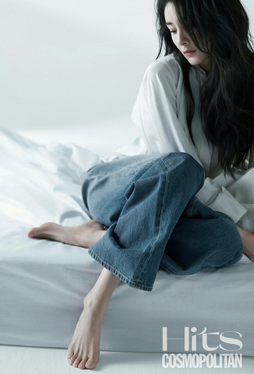 女神杨幂美脚合集,2011年,杨幂凭借穿越剧《宫锁心玉》赢得广泛关注