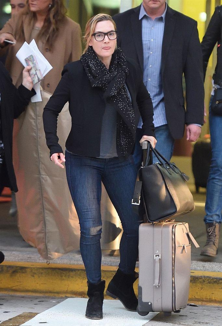 穿着牛仔裤的凯特·温斯莱特丰腴身材迷人