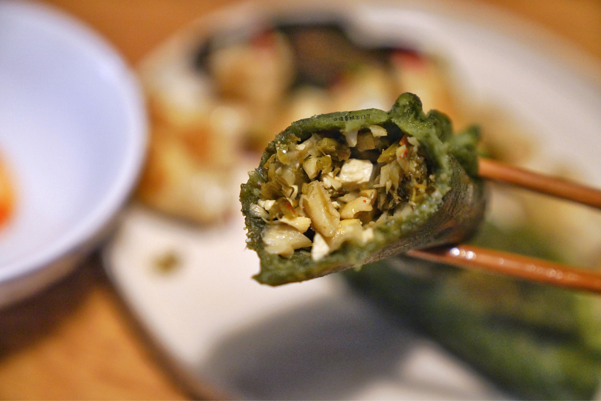 "艾青饺子"才是春天的味道,野生艾草手工包成"饺子"形状,小火两面煎至