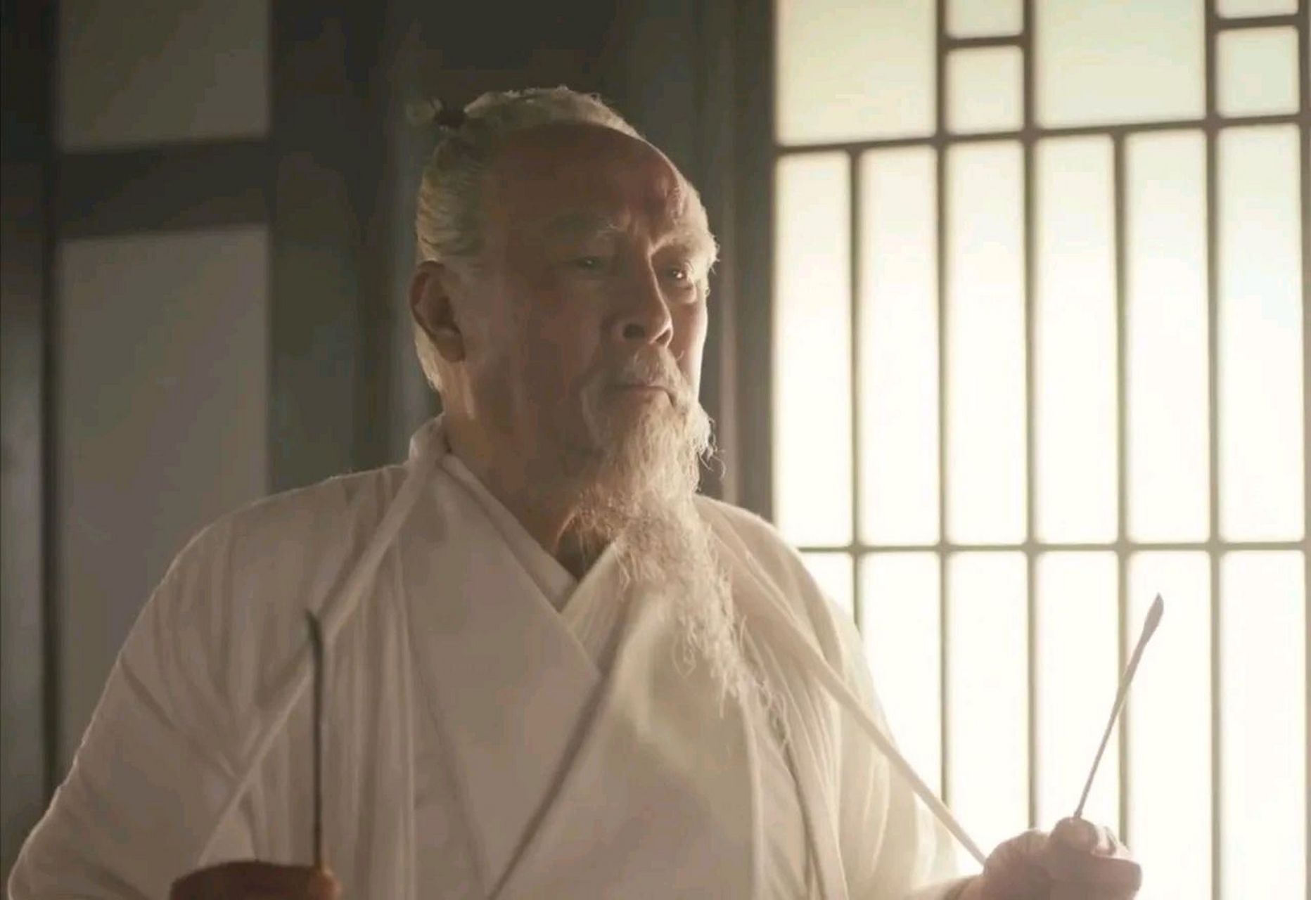 198年,陈登久病不愈,华佗为其开药后,陈登便吐出来3升小虫子.