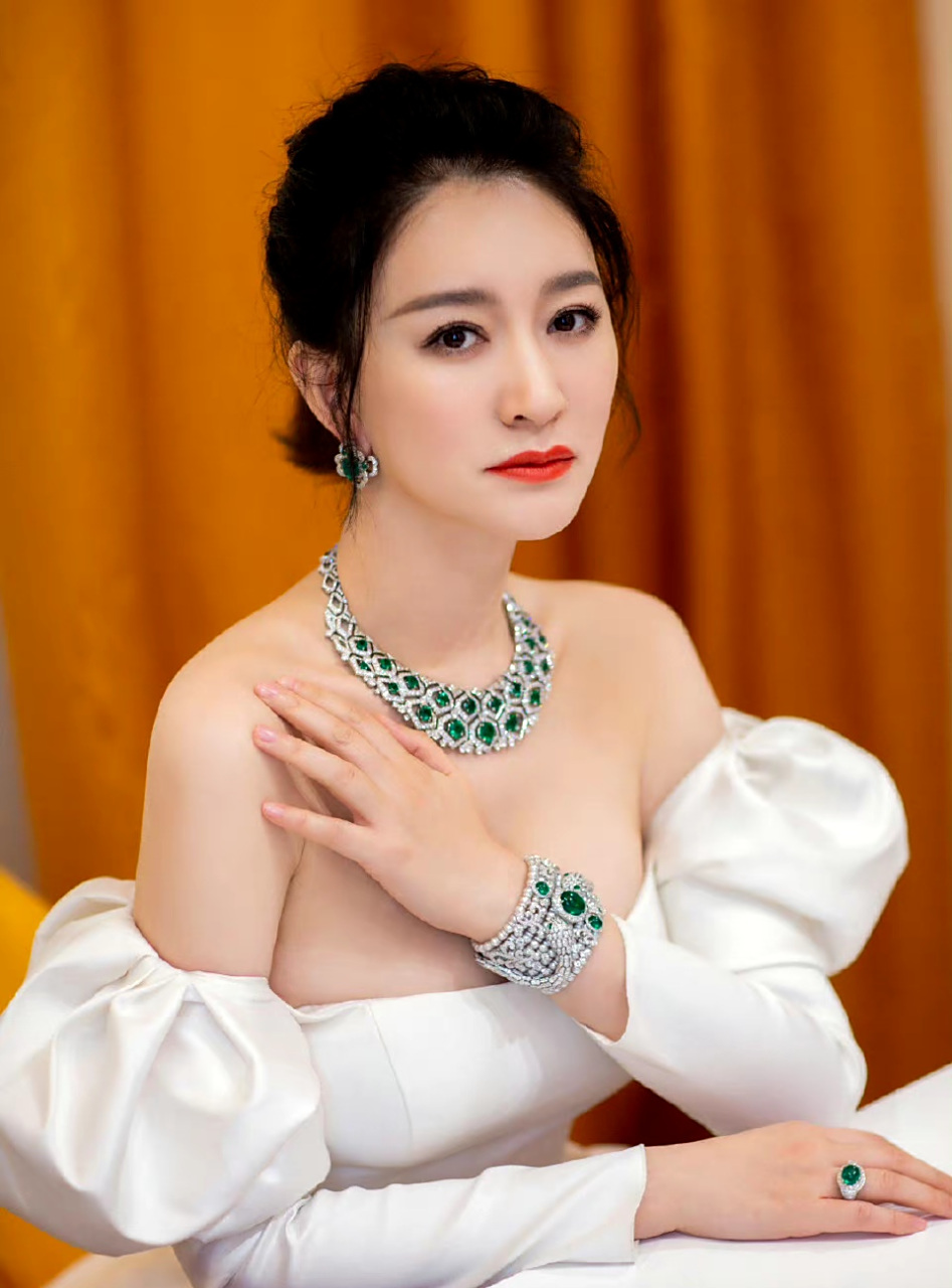 李小冉白色礼服风韵犹存