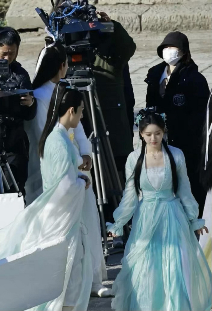 来一波赵露思《神隐》剧中的情侣装[嘿哈]