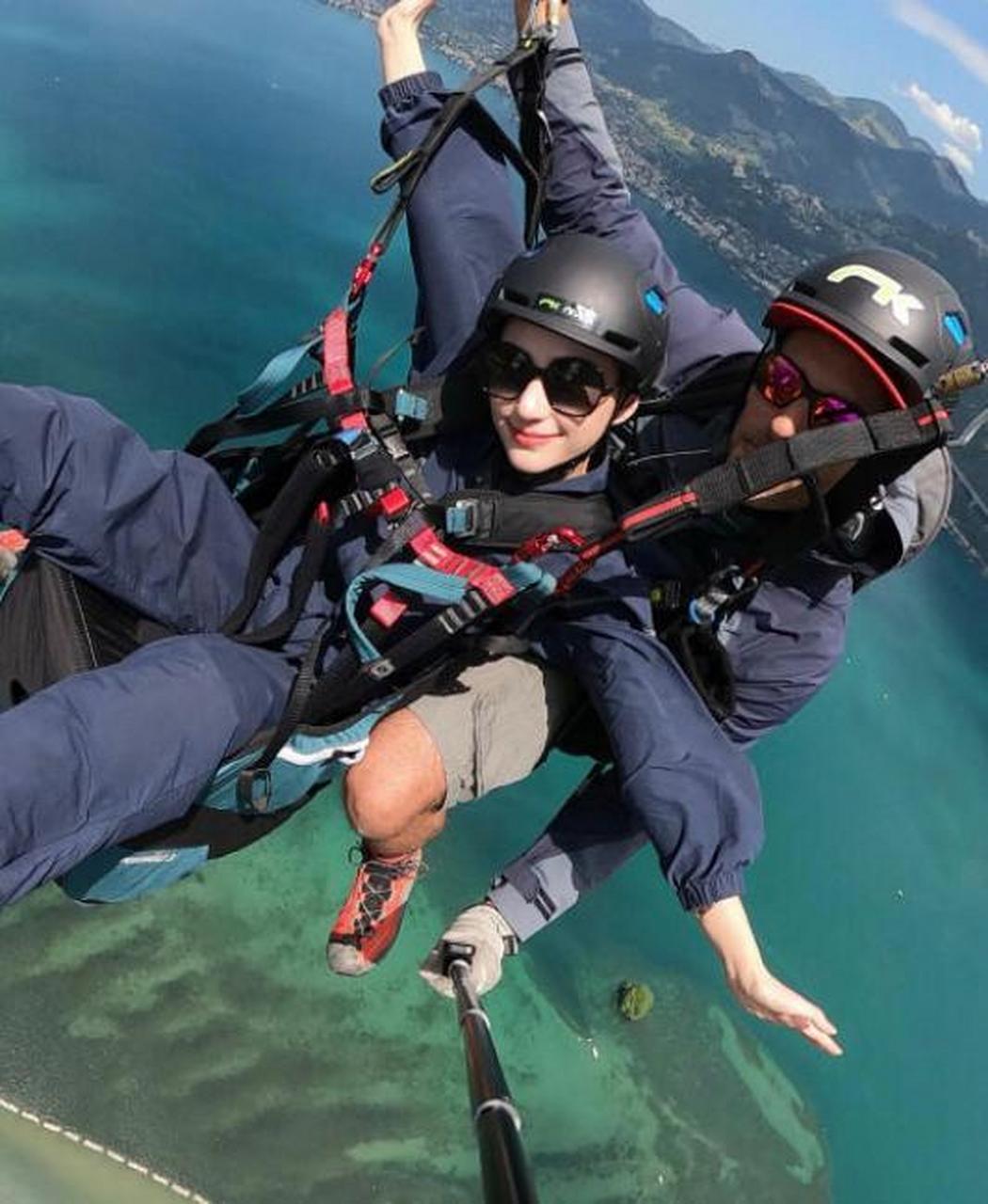 何超莲胆子真大,在瑞士跳伞的时候一点儿也不紧张非常开心,手舞足蹈