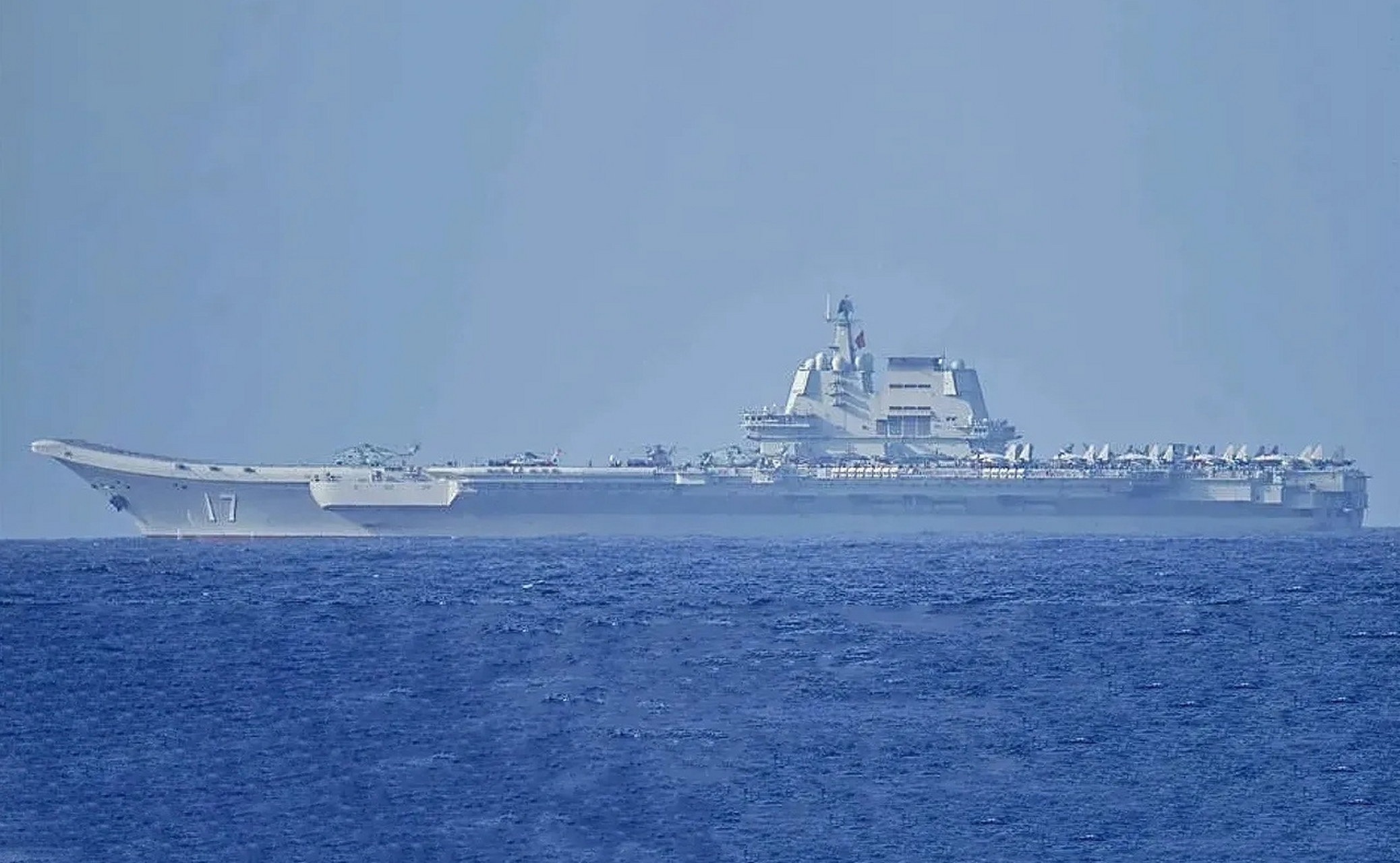 山东舰航母编队穿越台湾海峡,警告意味浓厚