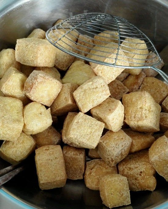 炸豆腐泡时,直接炸还是裹面粉?大厨:做对了,金黄酥脆鼓大泡