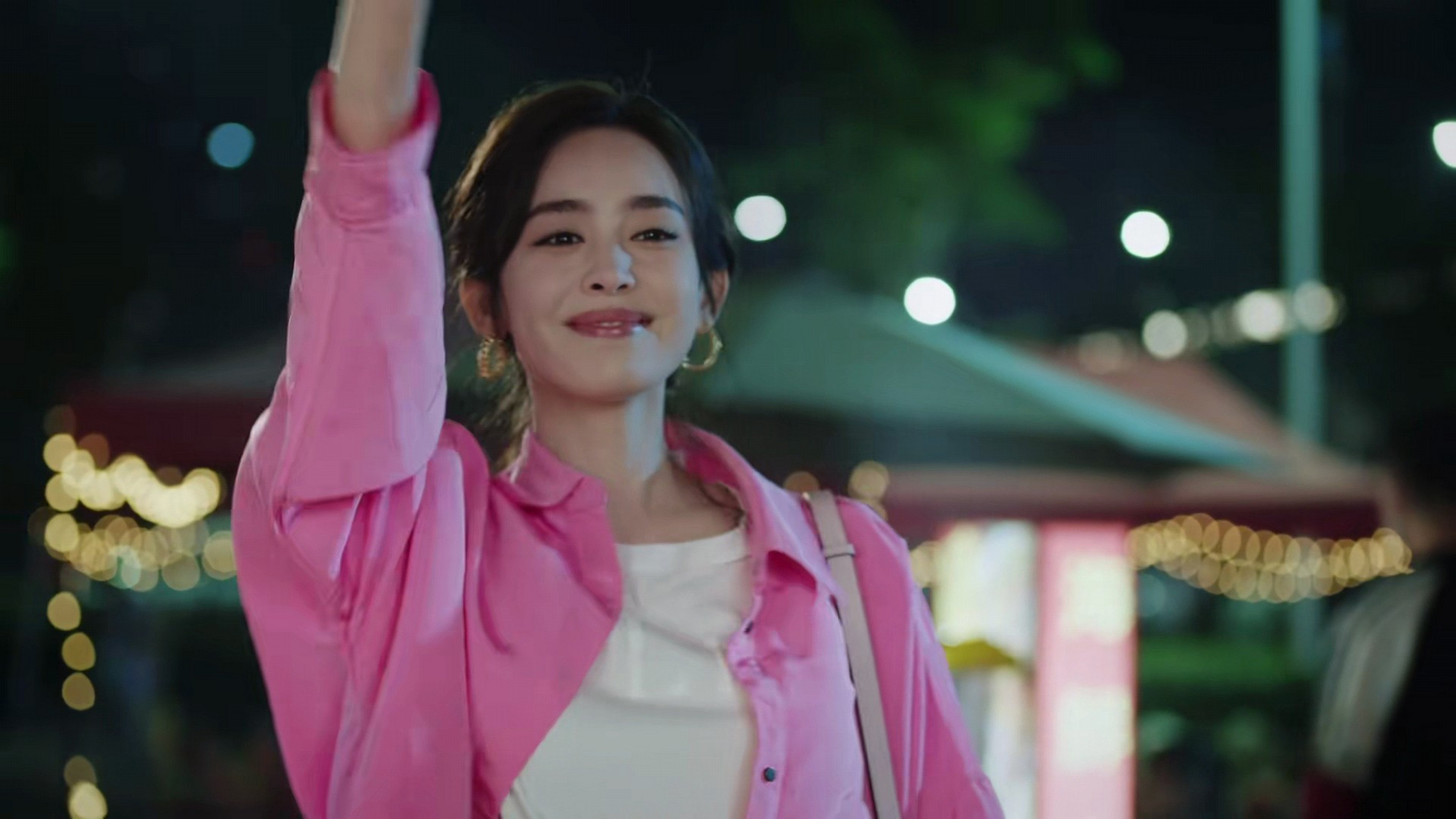 娜扎新剧《恋恋红尘》开播,其中娜扎在剧中饰演宋星辰,本来是一名医生