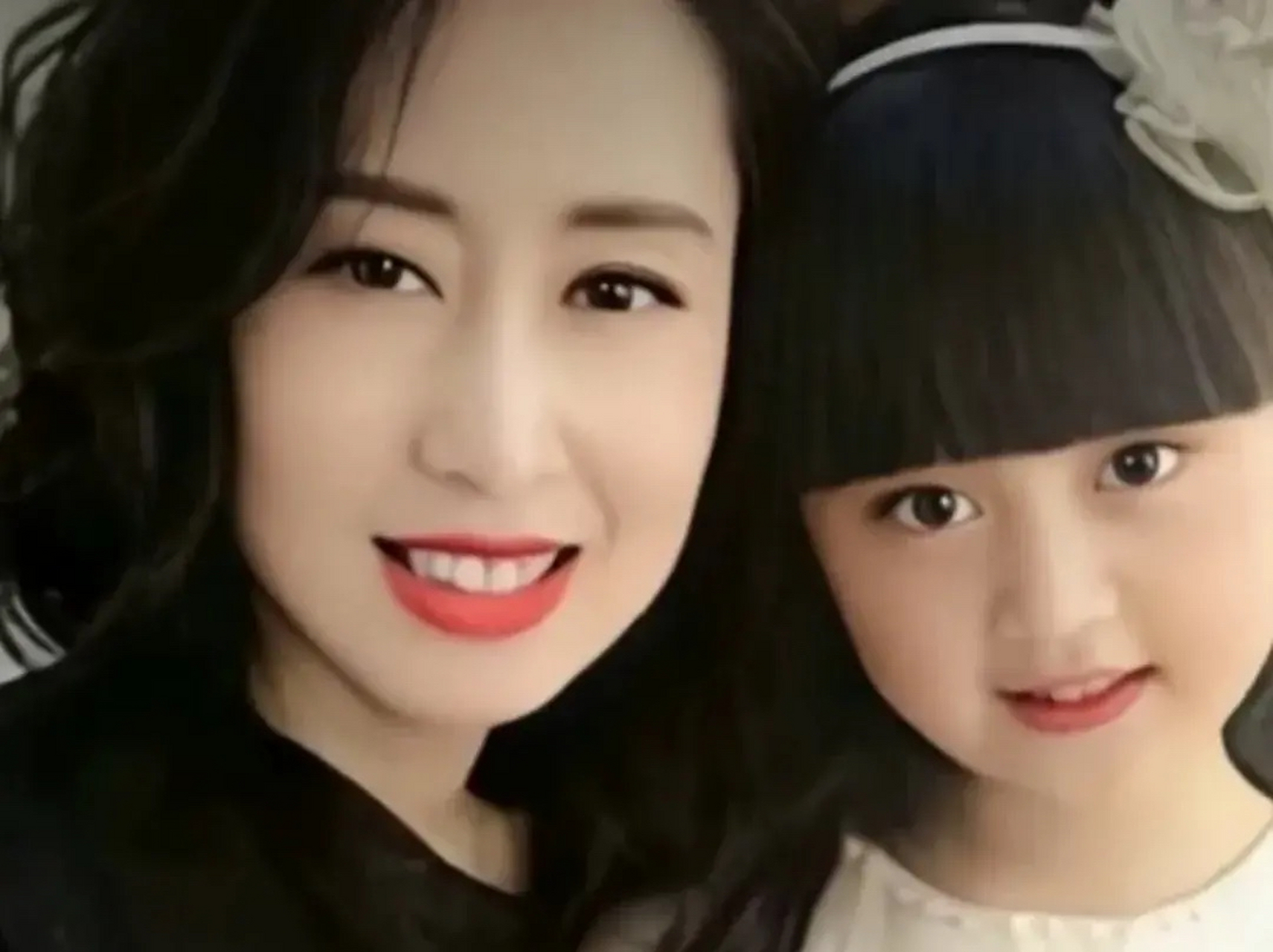 刘敏涛和女儿同框 我觉得女儿比妈妈漂亮,可惜女儿父爱很少,前夫会不