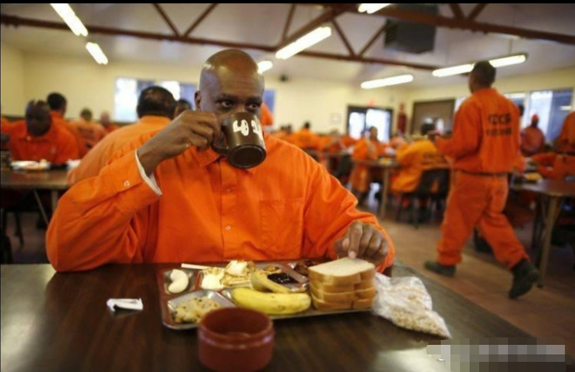 前三幅图片是美国监狱里的服刑犯人的生活场景照!