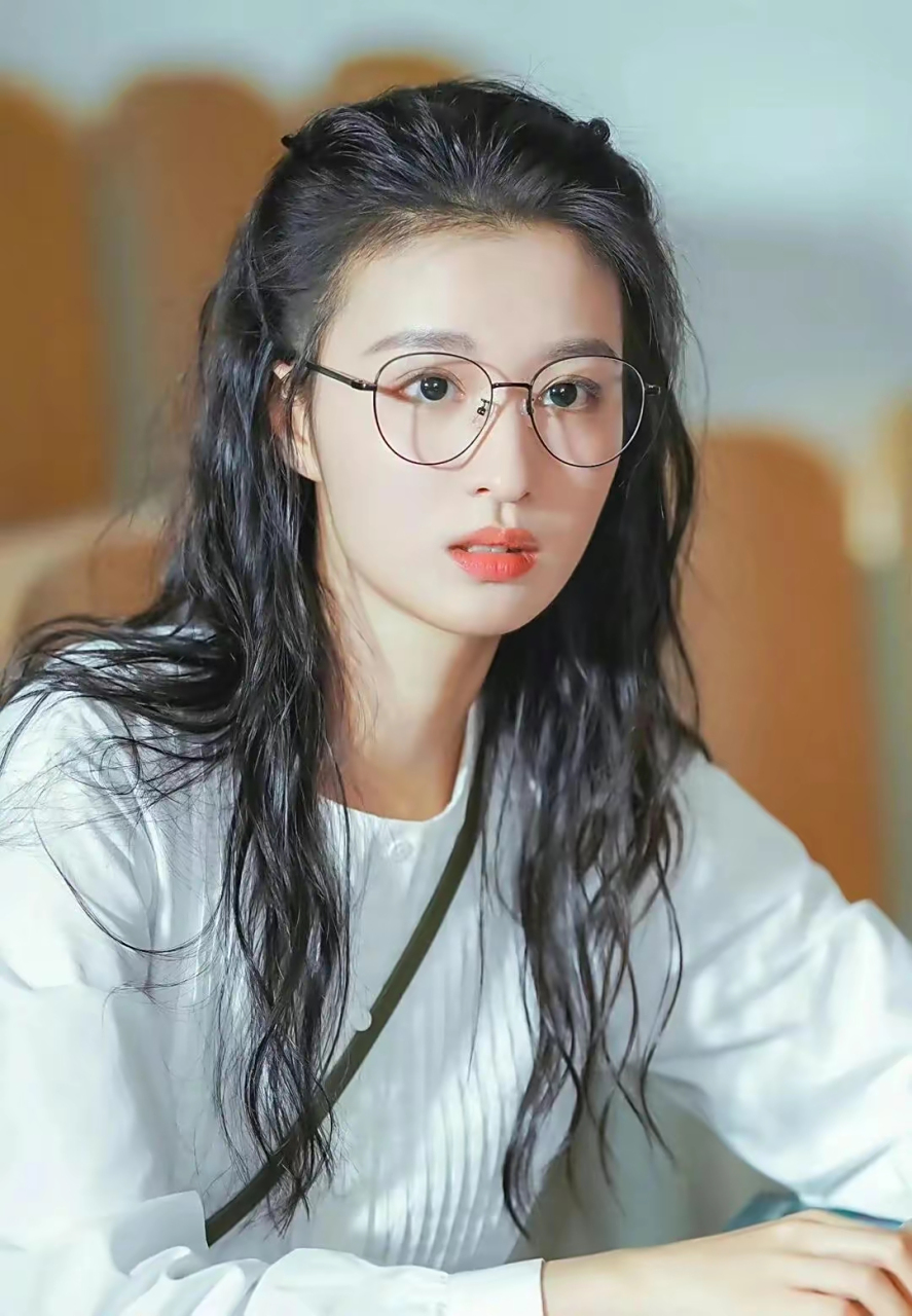 王楚然好美  阮流筝也是在离婚后开始变得更好,事业蒸蒸日上.