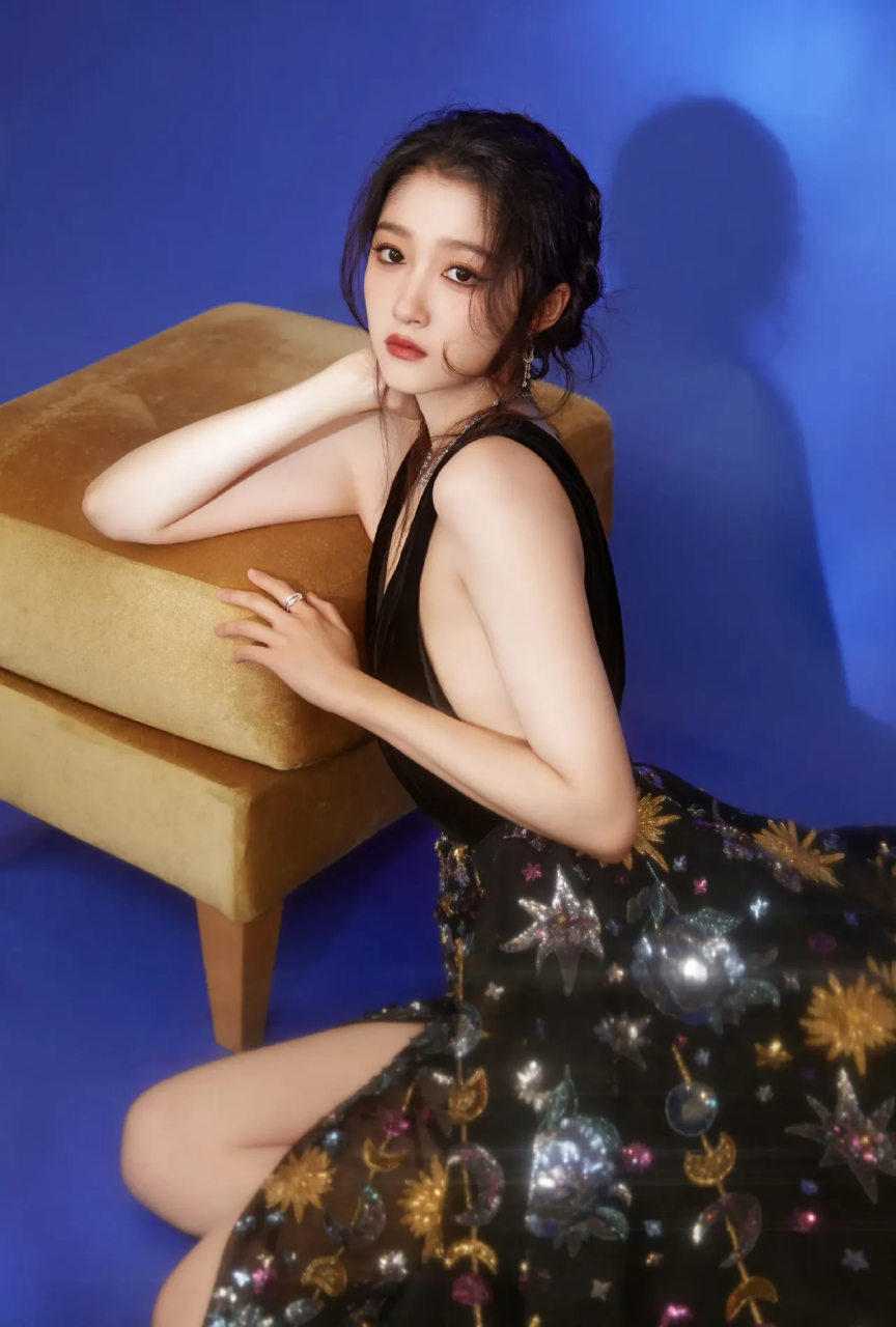 关晓彤身着开叉刺绣裙,拍摄唯美写真,展现出优雅气质.