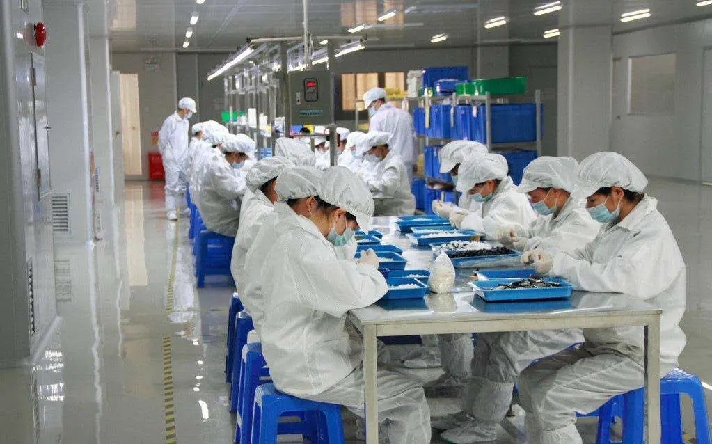 商品专题_无尘服工作近日深圳某电子厂无尘车间新来的一名员工才上