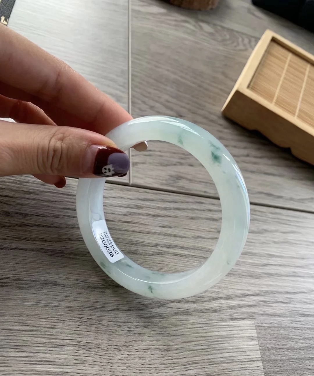 牛奶底飘花翡翠手镯