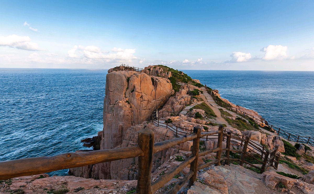 舟山嵊泗东崖绝壁:壮丽的自然景观与历史的痕迹