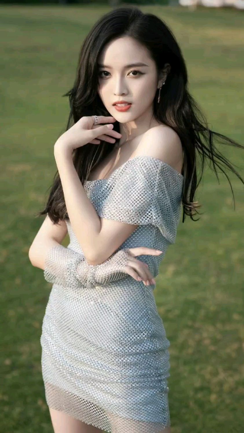 吴宣仪银色一字肩极光裙优雅大气漂亮大长腿吸睛哦