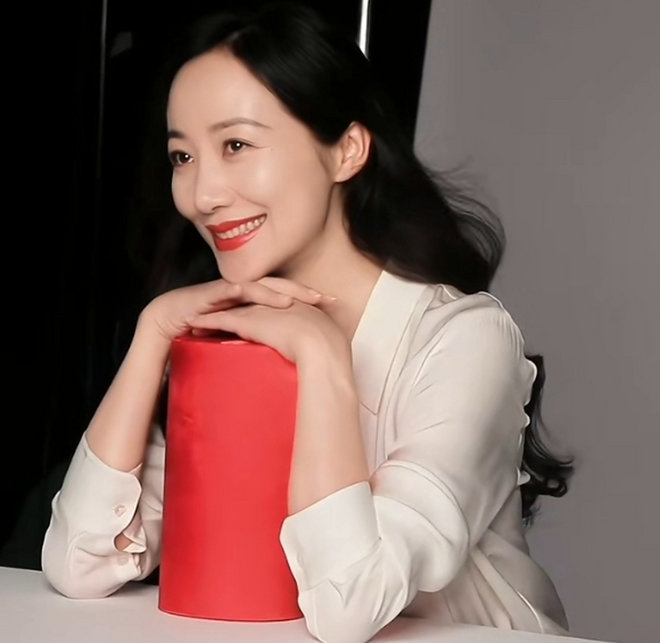 韩雪商务拍摄不断,片场生图光彩照人,笑容大气婉约,静态比她拍戏的