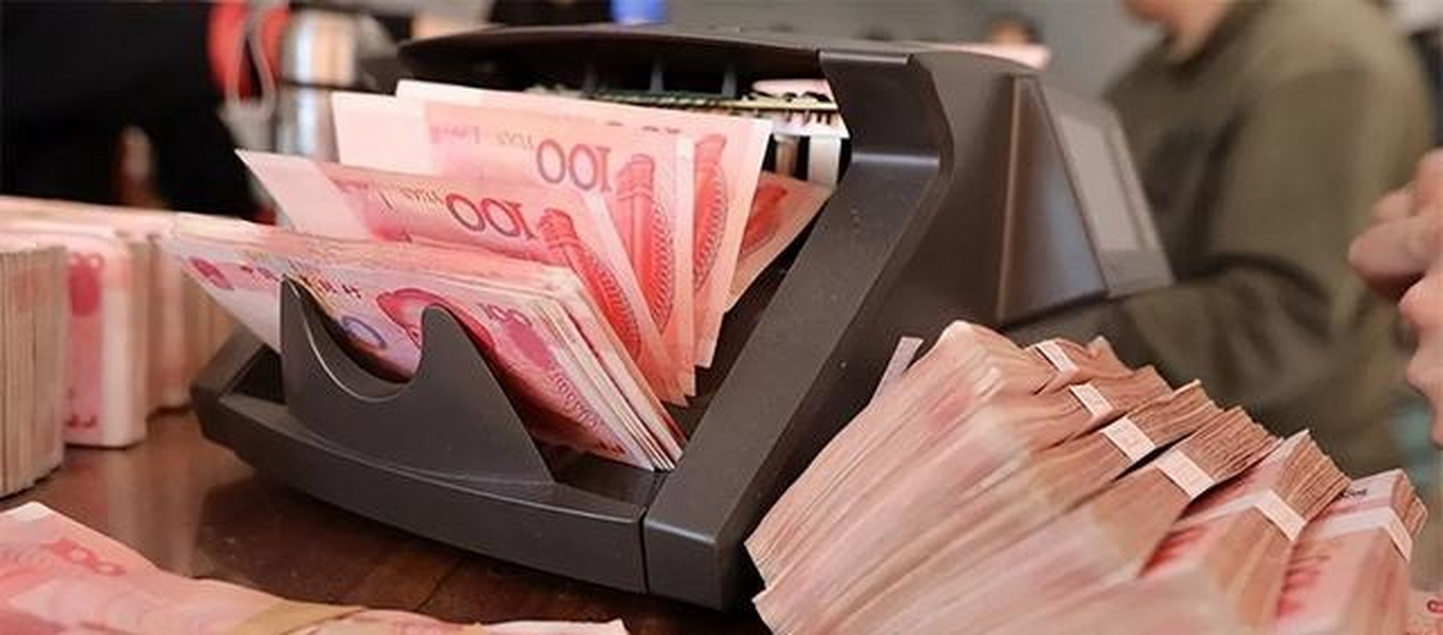 手握现金照片图片