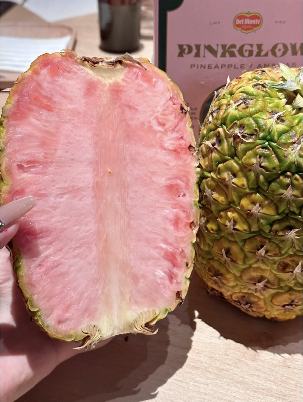 网友:除了贵没有缺点的粉色菠萝,来自哥斯达黎加,有桃子和花香的味道