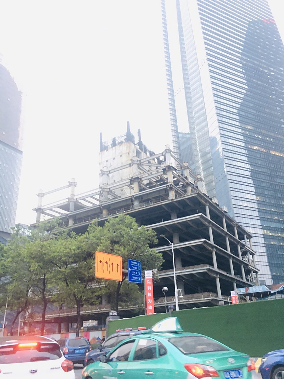 在寸土寸金的珠江新城,哥弟总部大厦是个特殊的存在,保持烂尾状态好多