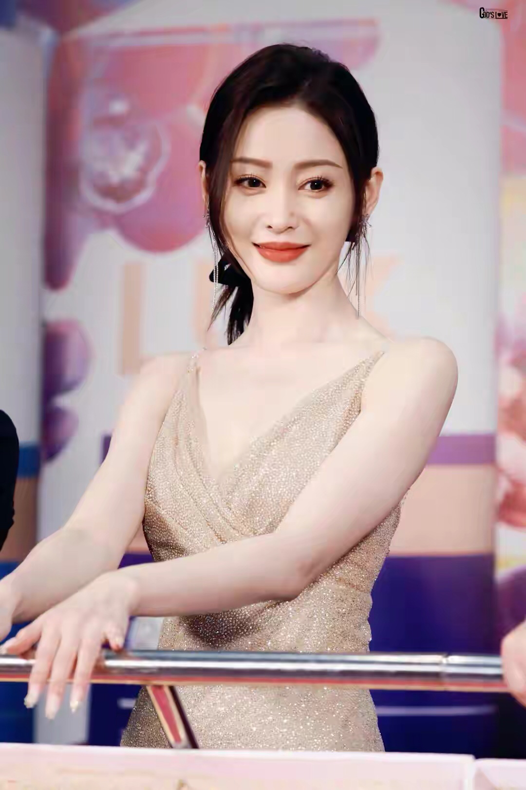 张天爱出席活动,一袭鎏金吊带礼裙,美目流盼,美艳绝伦