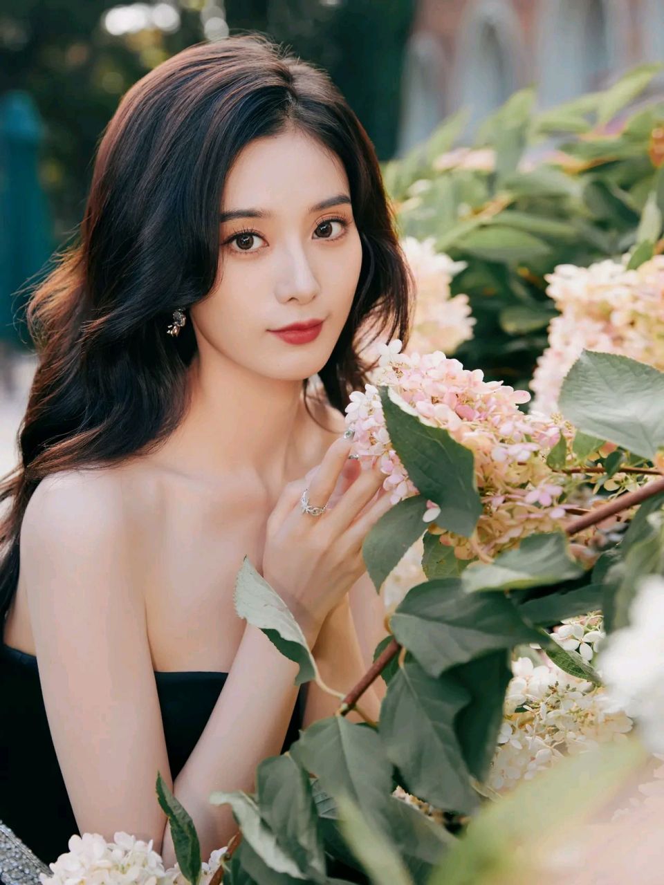 徐艺洋黑色抹胸礼服裙造型优雅美丽#明星出圈的穿搭# #惊艳瞬间