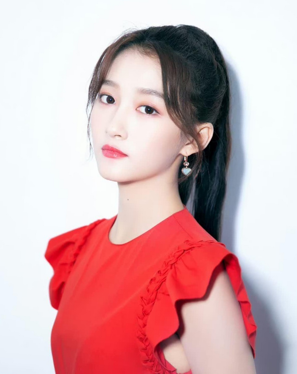 关晓彤身穿红色连衣裙,扎着高马尾,清纯甜美,散发着青春的气息!