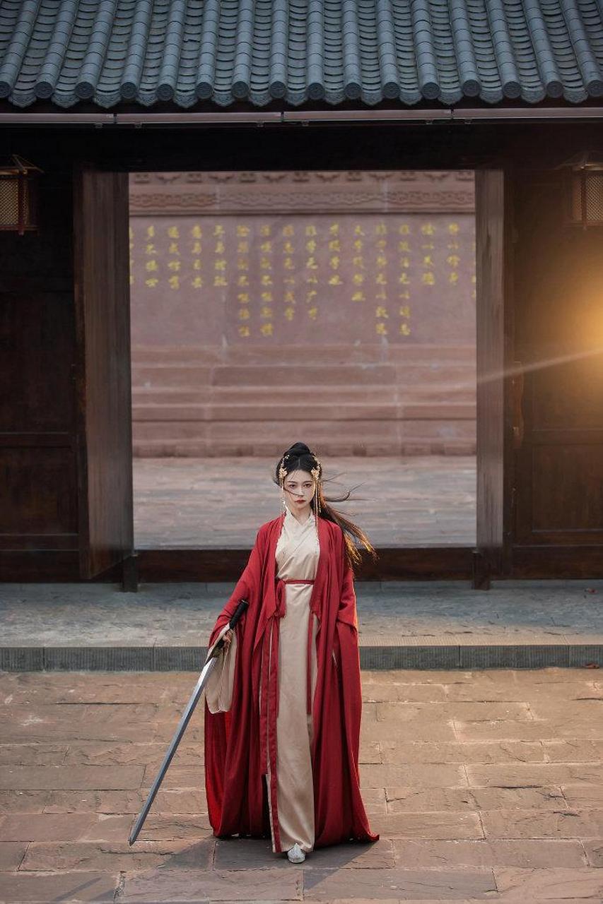 女侠!剑下留人!