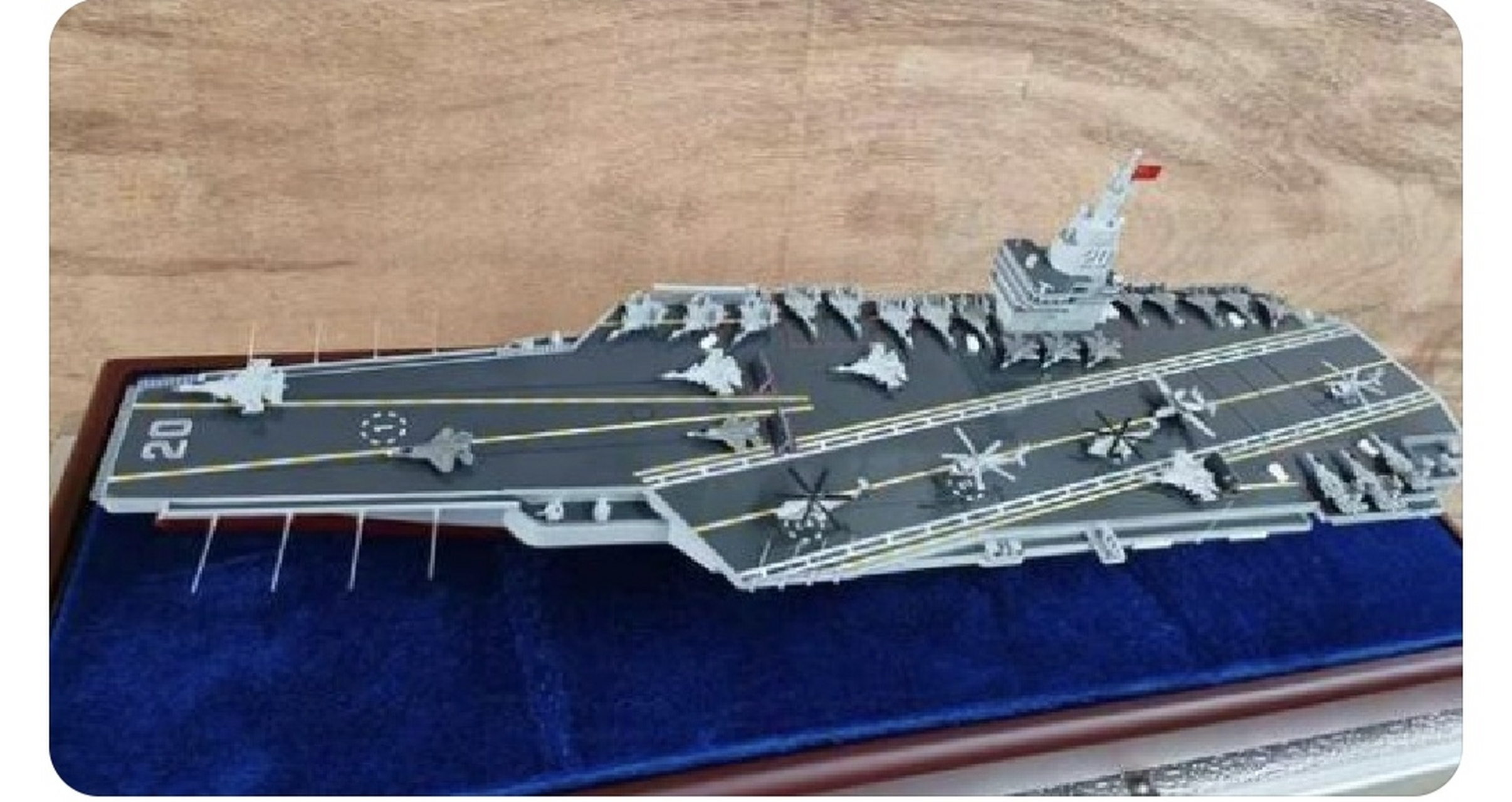 中国超级核动力航母的半官方模型.