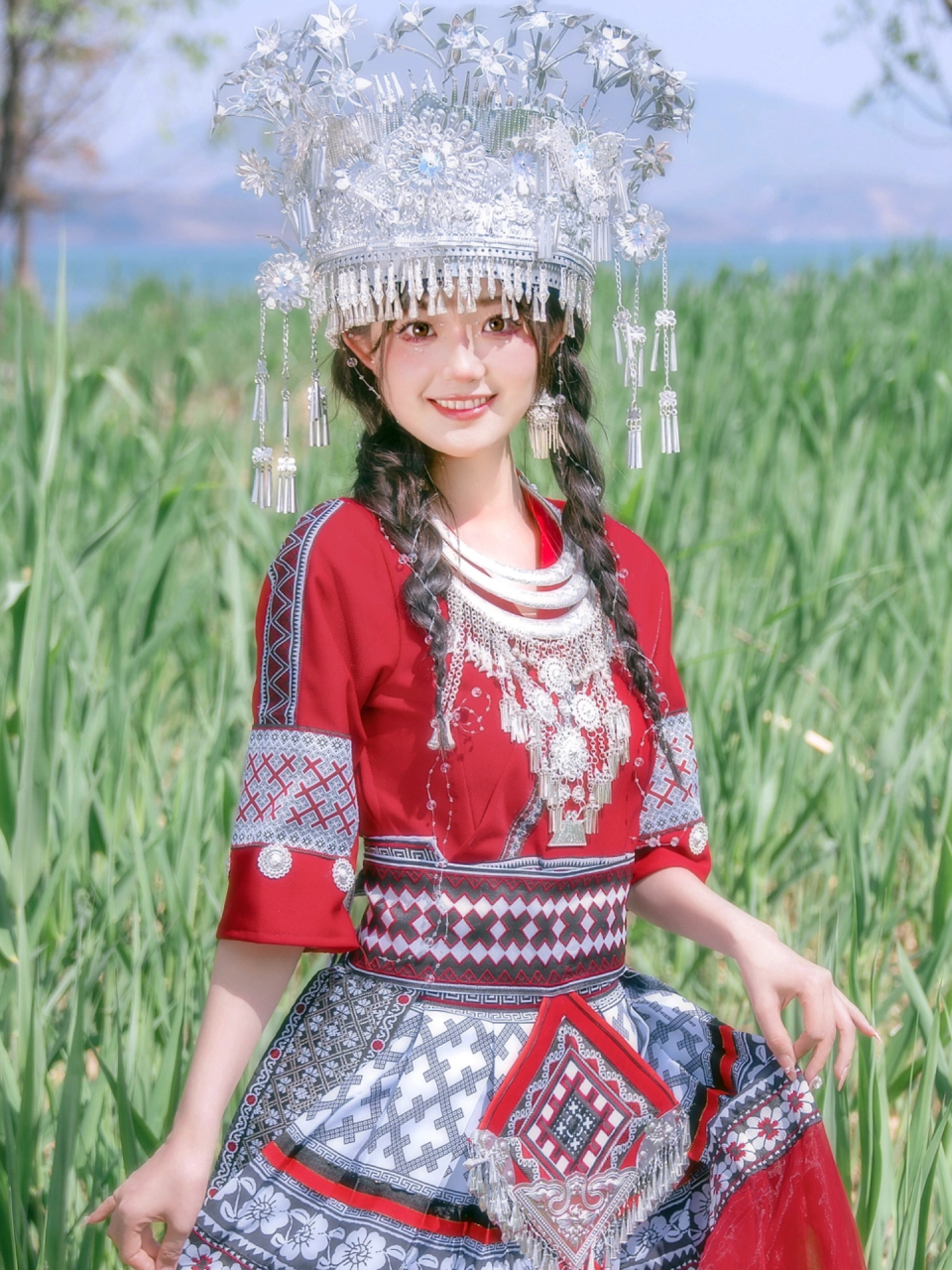 苗族服饰特点 苗族服饰样式繁多,据不完全统计多达200多种样式,年代