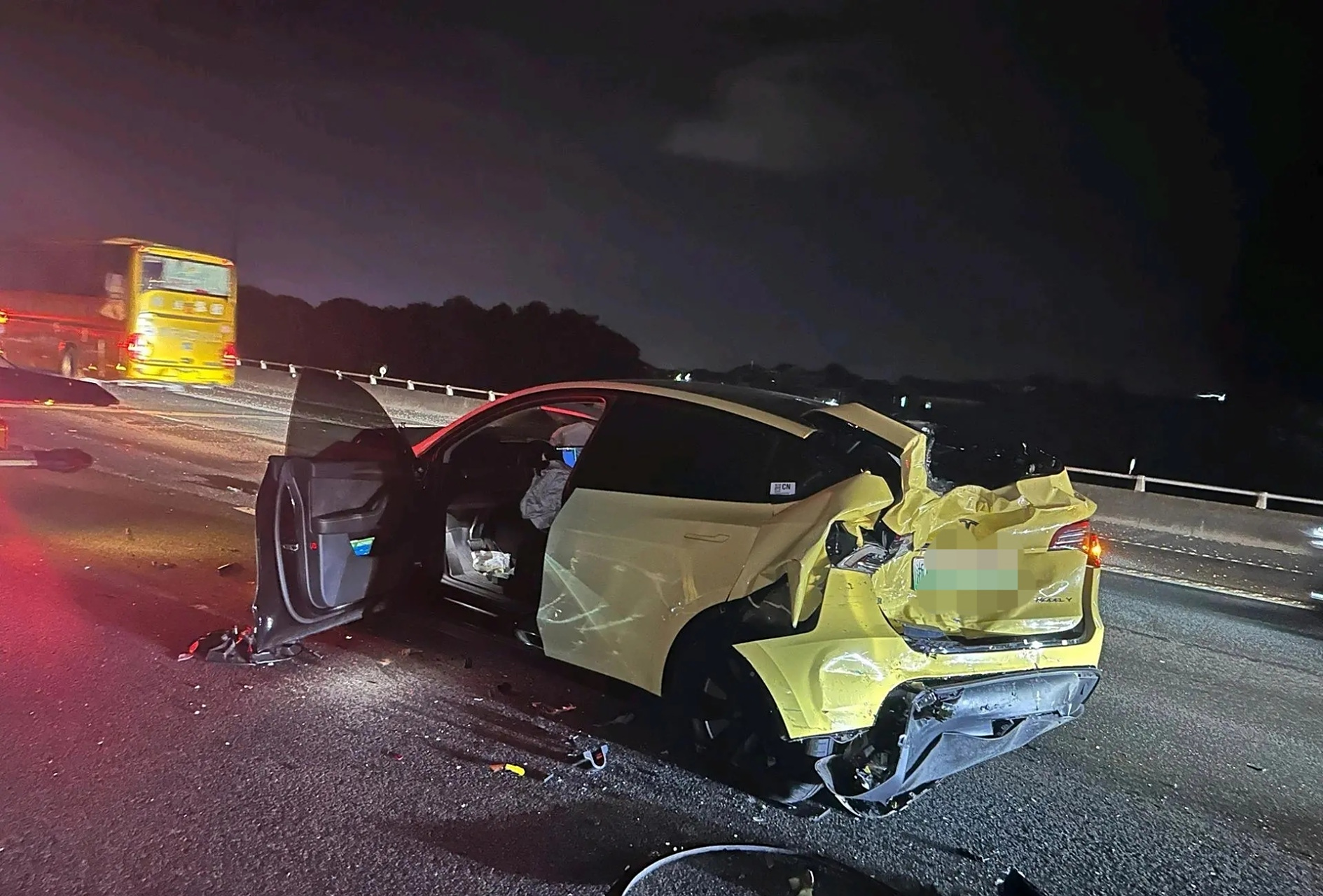 特斯拉高速追尾