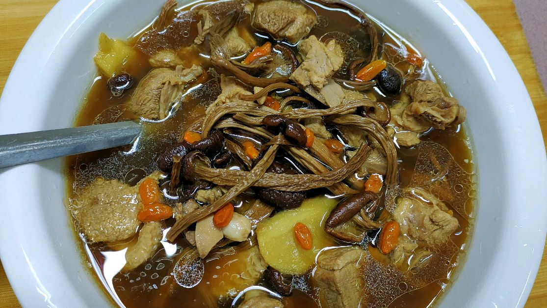 茶树菇老鸭汤这样做,汤汁鲜美,气味芳香,秋季进补提高免疫力